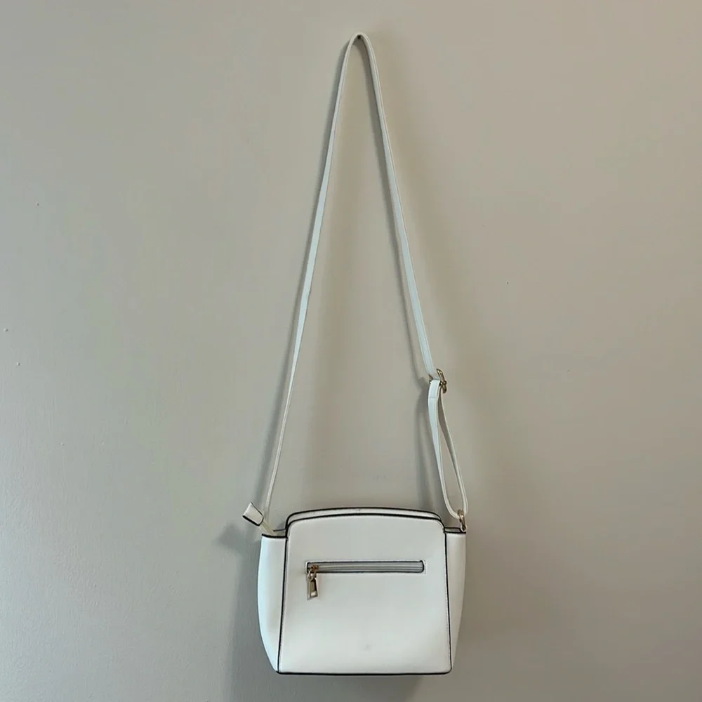 Crossbody purse white gold tone accents & feet long adjustable strap textured